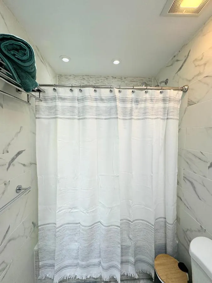 Guest house The Waltham Private Room & Bathroom John F Kennedy Jfk Lga Airport Manhattan Penn Station Bullet-Train 15 Min New York